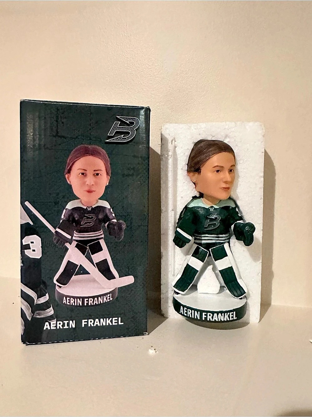 Aerin Frankel hockey figurine Green & White Like New